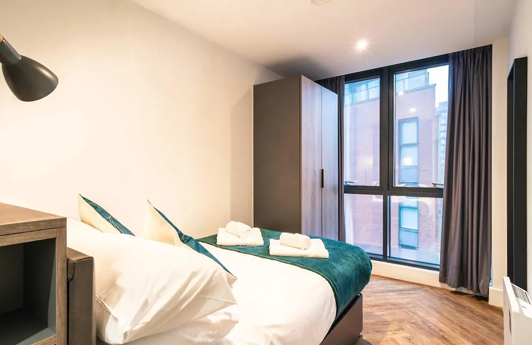 Stylish 2 Bedroom Apartment In Central Manchester-1