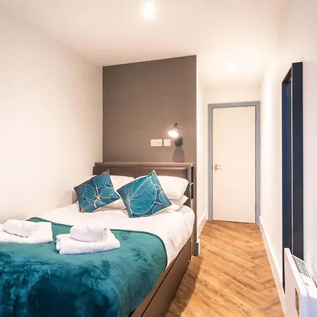 Stylish 2 Bedroom Apartment In Central Manchester-3