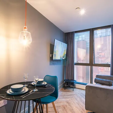 Stylish 2 Bedroom Apartment In Central Manchester-2